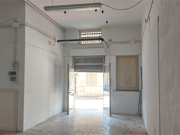 VENDESI A CALAMONACI CASA SINGOLA E MAGAZZINO COMM.LE 120MQ 